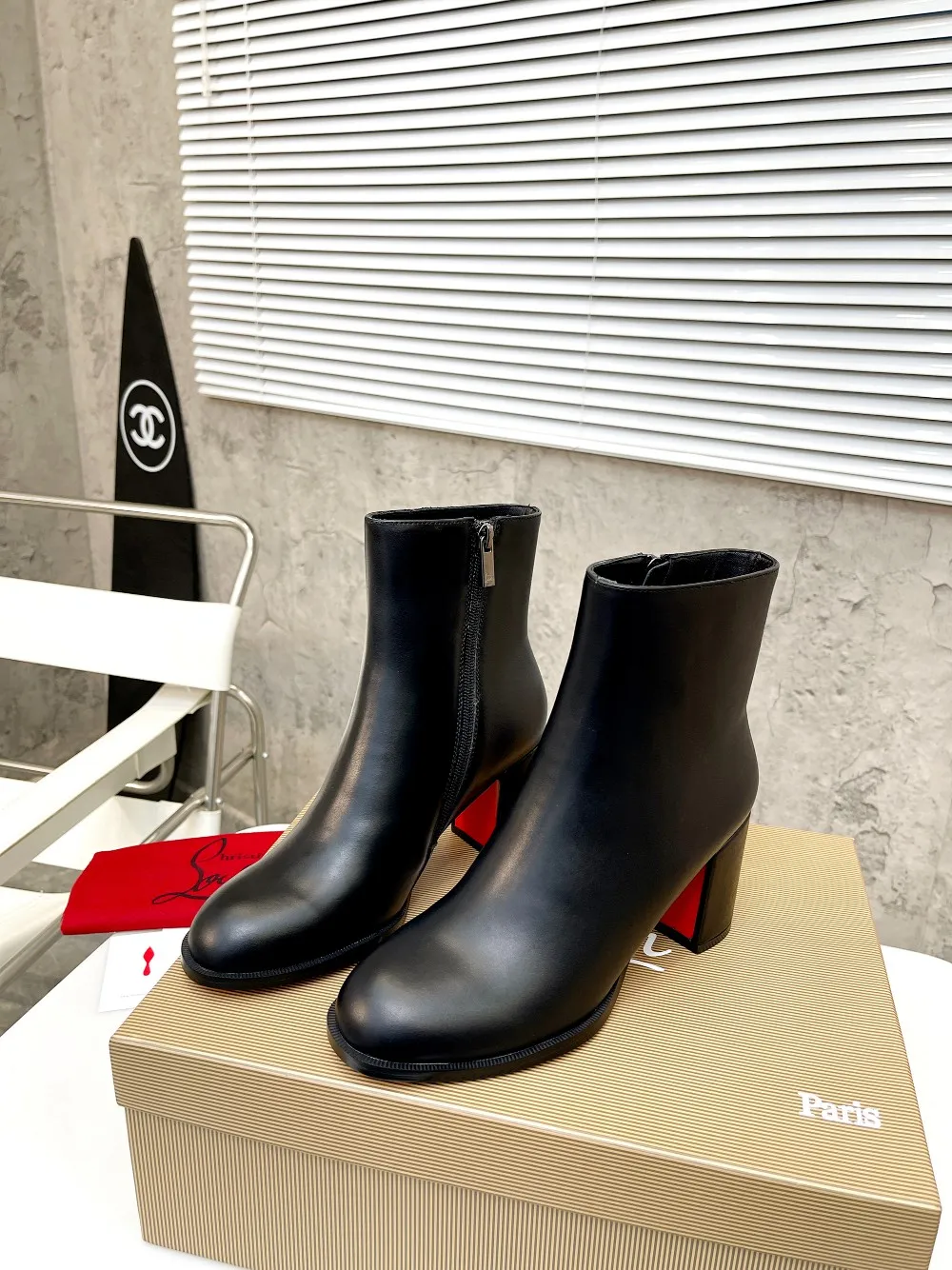 👟👟Ex-factory price 560👟👟 Christian Louboutin (CL) launches new thick-heeled platform boots in 2023, made of shiny calf leather, simple and fashionable. Tube height 4 inches (12cm) ✅Fabric: grained cowhide ✅Lining: sheepskin ✅Outsole/heel height: rubber Heel height 7cm ✅Color: black reddish brown ✅Code number: 34-41 (34,41 customized) ✅Packaging: original board packaging